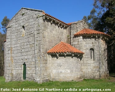 Tres &aacute;bsides y crucero de la iglesia de San Miguel de Breamo