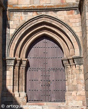 Puerta sur de la iglesia de San Nicol&aacute;s de Plasencia