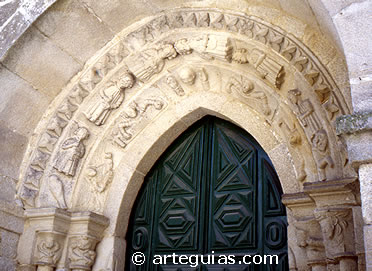 Aunque construida en el siglo XIV, la portada de Santa Clara de Pontevedra conserva un aire rom&aacute;nico arcaizante indiscutible, como ocurre frecuentemente en el arte bajomedieval gallego