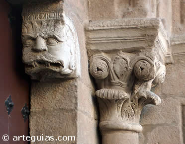 Detalle de la puerta de Santiago de Sang&uuml;esa
