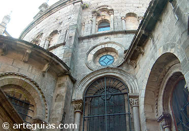 Santiago de Compostela. A pesar del recubrimiento barroco, todav&iacute;a se aprecia parte de la cabecera rom&aacute;nica original.