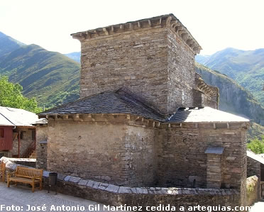 Vista general de la iglesia moz&aacute;rabe de Santiago de Pe&ntilde;alba
