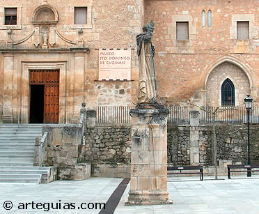 Conveto dominico y estatua de Domingo de Guzm&aacute;n en Caleruega