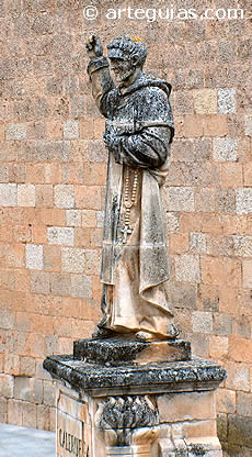 &Oacute;rdenes religiosas: estatua de santo Domingo, fundador de los dominicos, en Caleruega