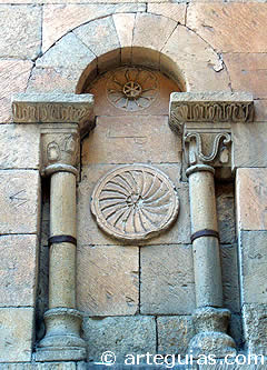 Ventanal con signos solares esculpidos