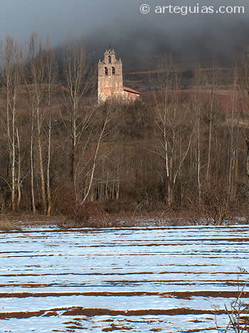 Iglesia visigoda de San Vicente del valle, en su espectacular escenario paisaj&iacute;stico. Sierra de la Demanda, Burgos
