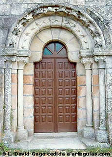 Una de las dos portada de la iglesia de San Sebasti&aacute;n de Sayar, junto a la R&iacute;a de Arous, Pontevedra