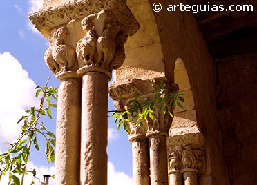 Galer&iacute;a porticada de la iglesia de Sotosalbos. En las proximidades de Tur&eacute;gano. Segovia