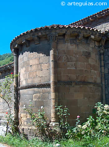 &Aacute;bside de la iglesia de Ujo, Asturias