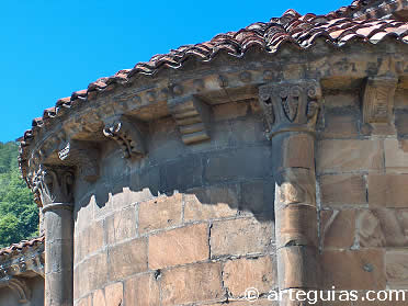 &Aacute;bside de la iglesia de Ujo, ejemplo capital del rom&aacute;nico de la Monta&ntilde;a Central de Asturias