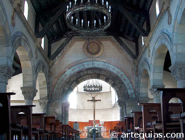 Interior historicista d Santa Eulalia de Ujo. Asturias