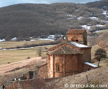 La iglesia de Villanueva de la Torre se compenetra magn&iacute;ficamente con el paisaje de la Monta&ntilde;a Palentina