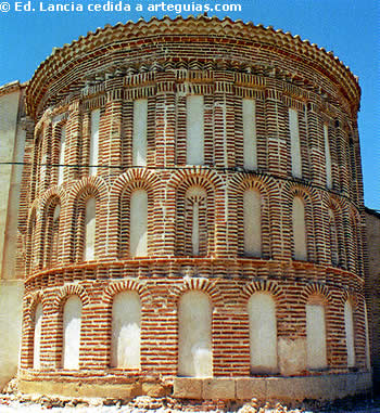 Magn&iacute;fico &aacute;bside de la iglesia de Villar de Gallimazo, Comarca de Pe&ntilde;aranda de Bracamonte (Salamanca)