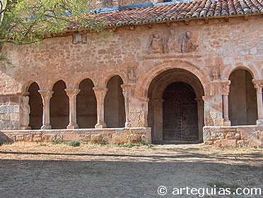 Iglesia porticada de Villasayas, en la Comarca de Arcos de Jal&oacute;n, Soria
