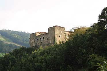 Palacio g&oacute;tico de Cienfuegos, dominando La Pola de Allande