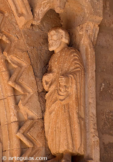 Estatua de San Pedro en la puerta de la iglesia hom&oacute;nima de Amusco