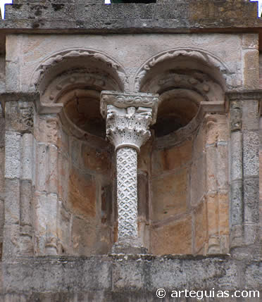 Ventanal en el cementerio de Aretxabaleta