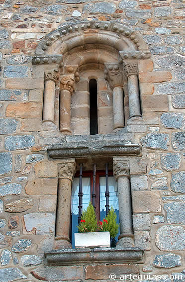 Restos rom&aacute;nicos en la antigua iglesia de Bedo&ntilde;a, Guip&uacute;zcoa