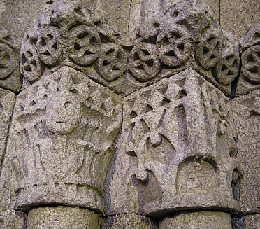 Capiteles de la portada de San Pedro de Boado