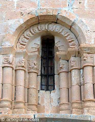 Ventanal de la iglesia de Butrera, joya de las Merindades. Burgos