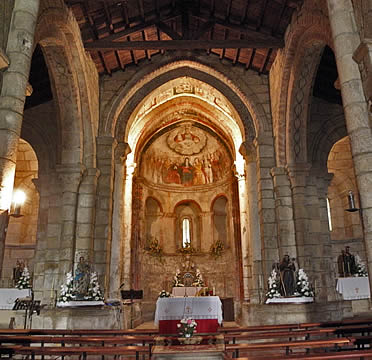Interior de San Salvador de Camanzo