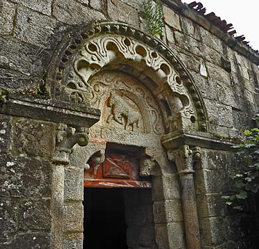 Portada lateral de San Salvador de Camanzo