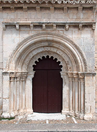 Puerta de la Capilla de San Galindo en Campis&aacute;balos, Atienza