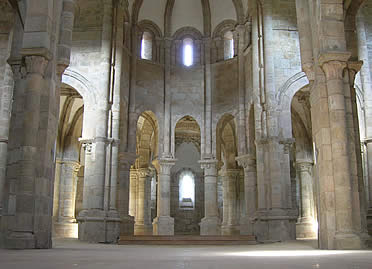 Interior del monasterio de San Lorenzo de Carboeiro, edifico m&aacute;s relevante del rom&aacute;nico  de Cand&aacute;n y Deza