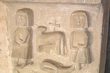 Jamba izquierda de la portada de Sant Lle&iuml;r de Casavella