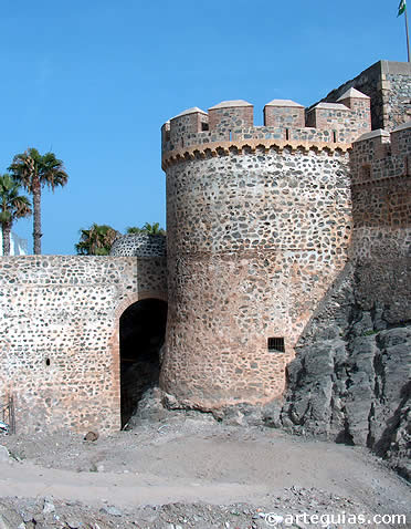 Una de las torres del castillo de Almu&ntilde;&eacute;car, Granada