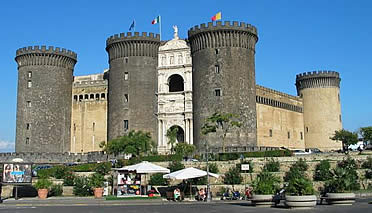 El Castillo Nuevo de N&aacute;poles, con su fachada de Francesco Laureana