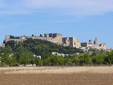 El Castillo de Oria, dominando la poblaci&oacute;n hom&oacute;nima
