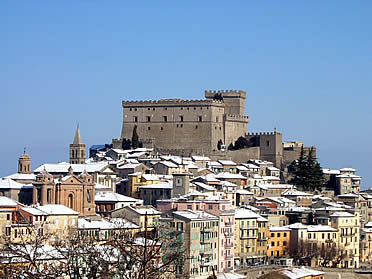 Invernal estampa del Castillo Orsini de Soriano nel Cimino