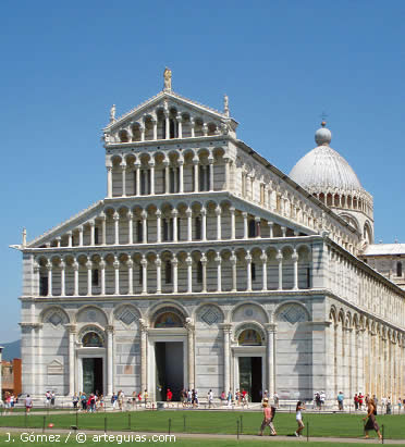 La arquitectura románica tiene variedades regionales muy acusadas. En la imágen: catedral de Pisa, Italia