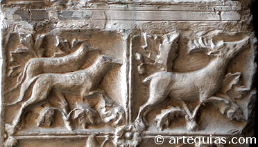 Escena de caza en la puerta del Reloj de la Catedral de Toledo