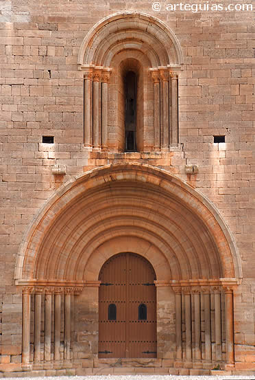 Fachada oeste de la iglesia de Chalamera, Huesca