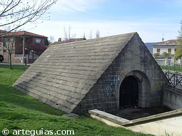 Fuente medieval junto al Camino de Santiago en Cizur Menor
