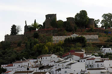 El Castillo de Constantina dominando la poblaci&oacute;n