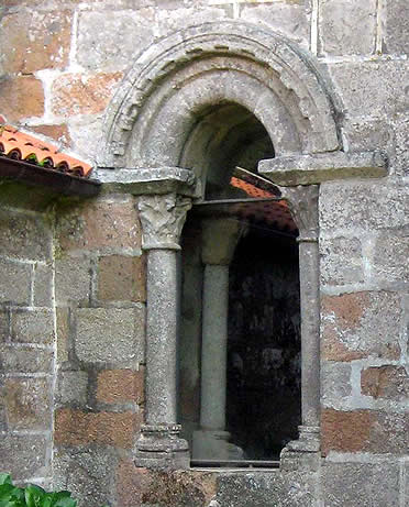 Ventanal de la iglesia de San Xuli&aacute;n de Moraime, Costa da Morte