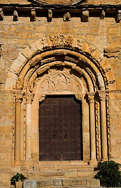 Portada principa de Santa Mar&iacute;a de Covet, la m&aacute;s interesante del Pallars Juss&agrave;