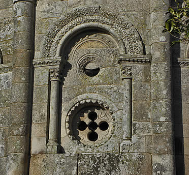 Ventana absidal de San Pedro de Doz&oacute;n