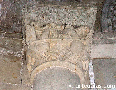 Capitel con caballeros en combate. Iglesia de Durat&oacute;n, Segovia