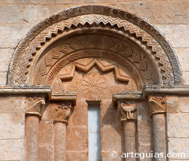 Ventanal del hastial de la iglesia de El Almi&ntilde;&eacute;
