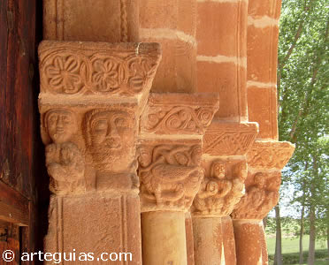 Esculturas de la portada de la iglesia de Fuensauco