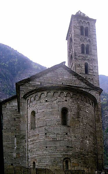 Iglesia de San Nicol&aacute;s de Giornico desde la cabecera