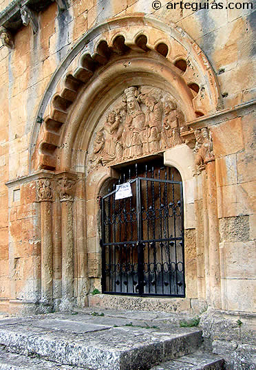 Puerta de la iglesia de Gredilla de Sedano