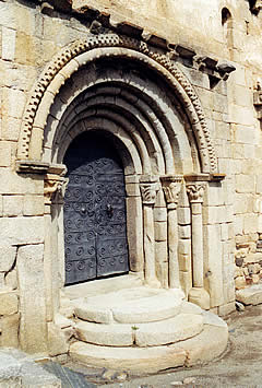 Portada principal de Sant Esteve de Guils