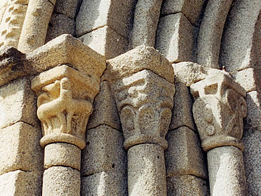 Capiteles de la portada de Guils de Cerdanya