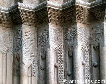 detalle de las jambas de la puerta de la iglesia de  Idiaz&aacute;bal (Guip&uacute;zcoa)