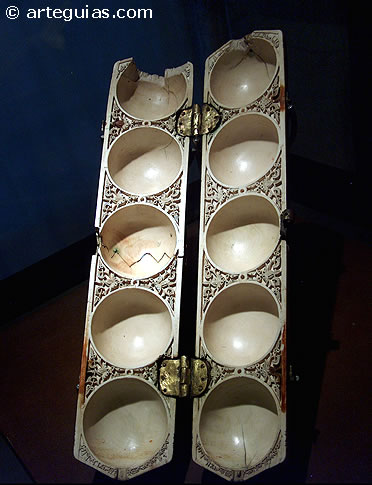 Estuche de marfil andalus&iacute;. Museo de Burgos